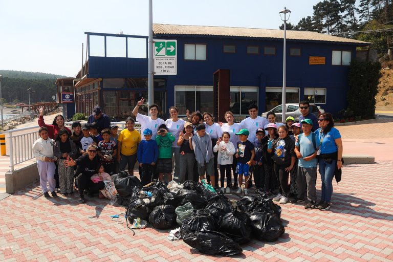 Estudiantes de la Universidad Adolfo Ibáñez y comunidad de Llico se unen en una jornada de limpieza y educación ambiental