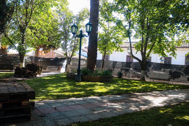 AVANCE EN OBRAS: Renovación de áreas verdes en la Plaza de Armas de Vichuquén