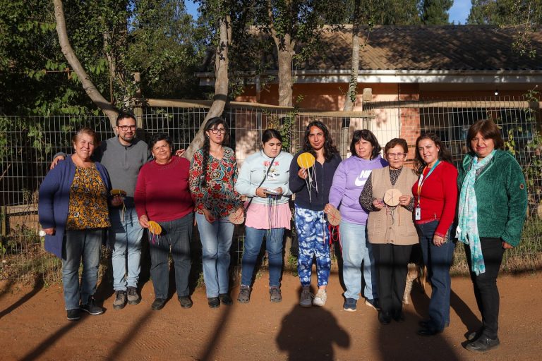 Arte, lana e inclusión: comunidad participa en taller de kumihimo