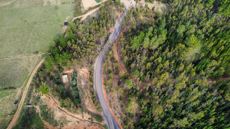 ¡Avanzamos por mejor conectividad en Huiñe! Alcalde, inspecciona obras de asfalto junto a Vialidad