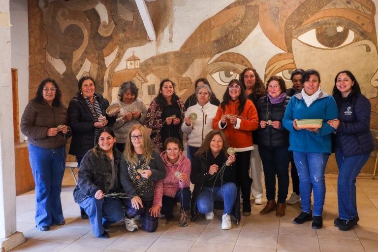 Programa Mujeres Jefas de Hogar 2026 dio inicio a taller de coirón en Vichuquén