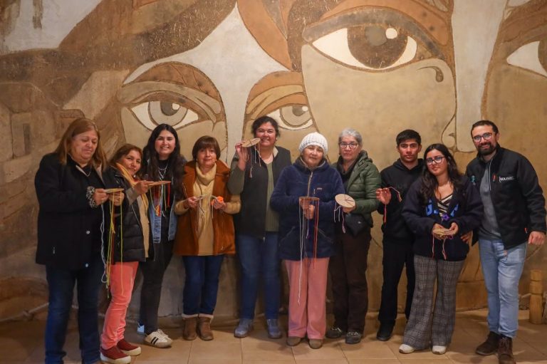 Vecinas y vecinos participaron en entretenido Taller de Kumihimo en Vichuquén