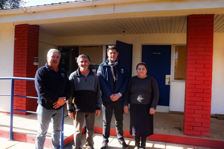 Comunidad de Rarín embellece su posta rural con trabajo colaborativo
