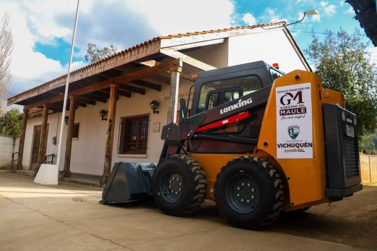 Vichuquén suma un nuevo minicargador para reforzar los servicios municipales 